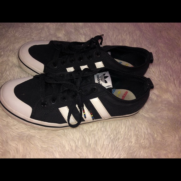 Size 8 women’s addidas superstar black white strip - Picture 1 of 4